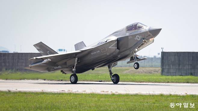 미 해병대 211 전투공격비행대대 소속 F-35B 스텔스전투기가 22일 전북 군산 공군기지에서 훈련을 마친 뒤 활주로에 착륙하고 있다. 군산=박형기 기자 oneshot@donga.com