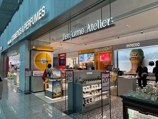 평일인 지난 20일 인천국제공항 면세점의 명품·화장품 매장이 찾는 고객이 거의 없이 한산한 모습이다. 사진=김현지 기자