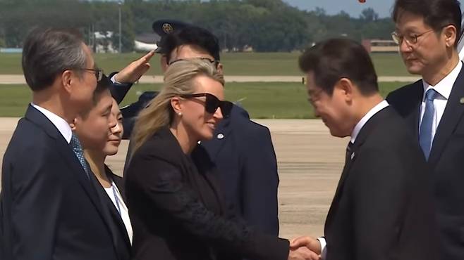 이재명 대통령과 김혜경 여사가 24일(현지시간) 미국 워싱턴DC 인근 앤드루스 합동기지에 도착해 미국 측 애비 존스 부의전장과 인사하고 있다. (SBS 캡처)