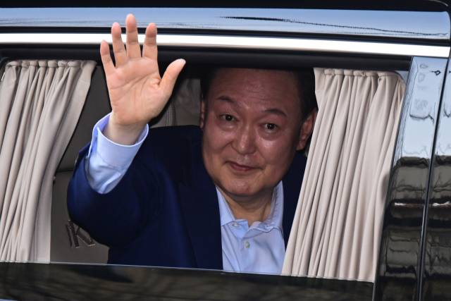 ▲윤석열 전 대통령이 11일 한남동 관저에서 서울 서초구 아크로비스타 사저로 이동하며 지지자들에게 인사하고 있다. ⓒ연합뉴스