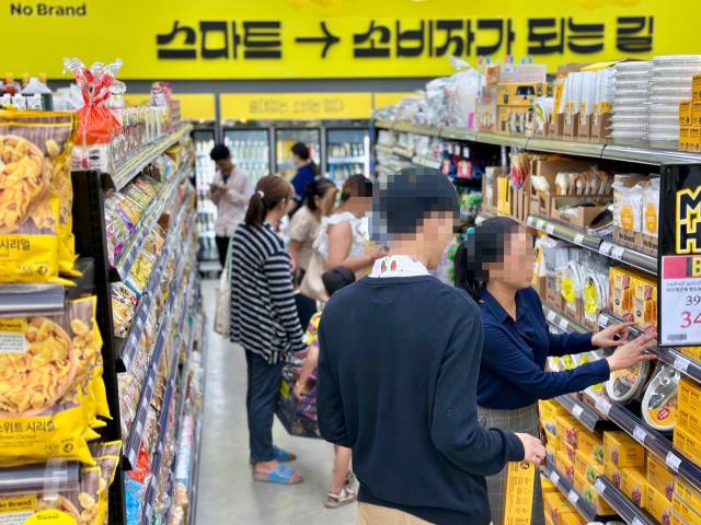 라오스 노브랜드 전문점 2호점에서 고객들이 장을 보고 있다. 사진 제공=이마트