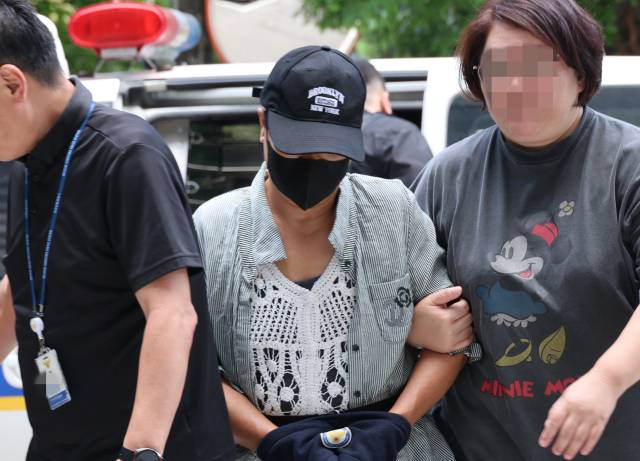 남편의 신체 중요 부위를 절단해 살해하려 한 혐의를 받는 50대 여성이 2일 구속 전 피의자 심문(영장실질심사)이 열리는 인천지법에 들어서고 있다. 연합뉴스