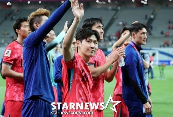 이강인이 지난 6월 서울월드컵경기장에서 북중미월드컵 최종예선 마지막 경기인 쿠웨이트전에서 승리한 후 월드컵11연속 본선진출을 축하하기위해 그라운드를 돌고 있다. /사진=강영조 선임기자