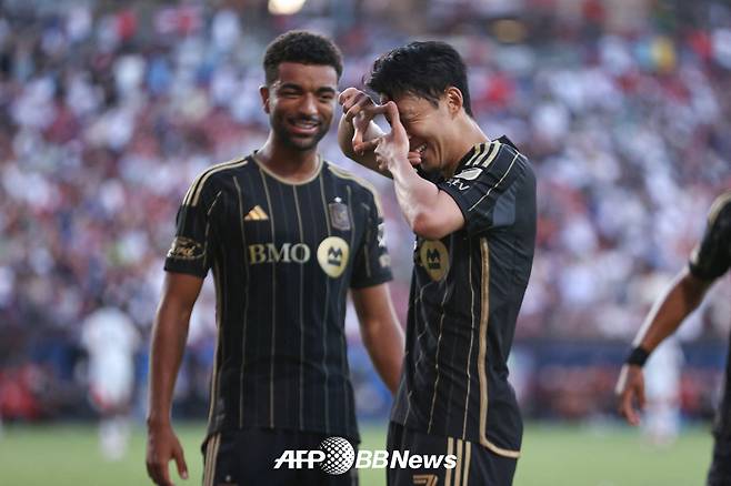 로스앤젤레스(LA)FC 손흥민이 24일 FC댈러스전에서 미국 프로축구 메이저리그사커(MLS) 데뷔골을 터뜨린 뒤 찰칵 세리머니를 하고 있다. /AFPBBNews=뉴스1