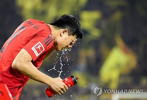 사우디아라비아 프로리그 구단들이 김민재를 영입하기 위해 바이에른 뮌헨에 비상식적인 수준이 제안을 보내지 않는 이상 김민재가 이번 시즌에도 바이에른 뮌헨에서 뛸 것이라는 공신력 높은 언론의 보도가 나왔다. 마침 김민재가 나폴리 시절을 연상시키는 폭발적인 드리블로 시즌 첫 공격포인트를 기록하면서 김민재의 잔류설에 더욱 힘이 실리고 있다. 사진 연합뉴스