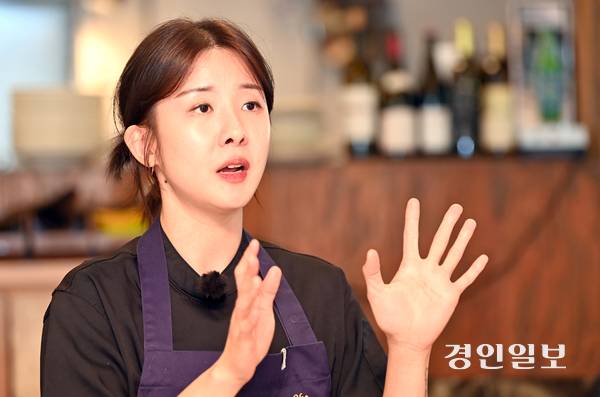 조아름 셰프가 메뉴개발팀 시절 경험을 설명하고 있다. 2025.6.12 /김용국기자 yong@kyeongin.com
