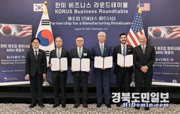 한국수력원자력 황주호 사장(왼쪽 세번째)이 지난 25일(현지시간) 워싱턴 D.C. 윌러드 인터콘티넨탈 호텔에서 업무협약을 맺고 있다. 사진=한수원 제공