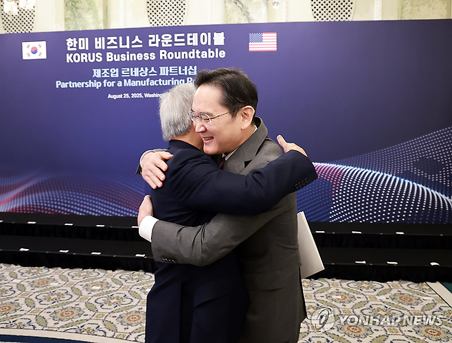 이재용(오른쪽) 삼성전자 회장이 25일 미국 워싱턴DC 윌라드 호텔에서 열린 '한·미 비즈니스 라운드 테이블'에서 젠슨 황 엔비디아 최고경영자와 포옹하고 있다. 연합뉴스.