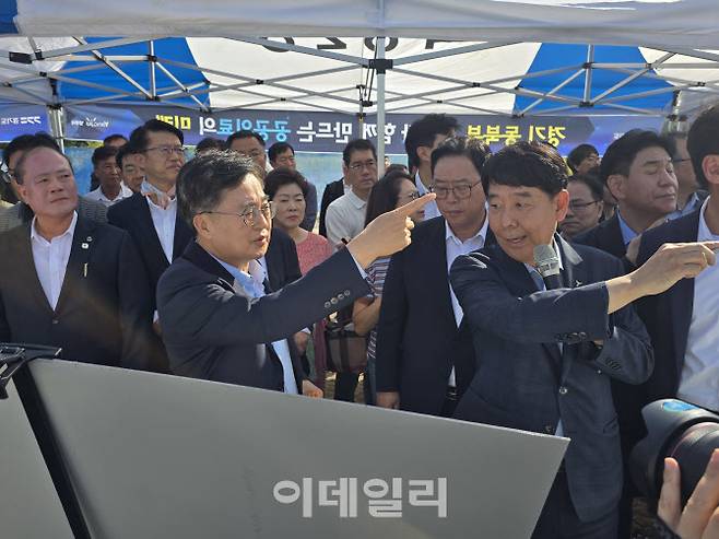 26일 양주 옥정신도시 내 공공의료원 설립 예정지를 방문한 김동연 경기도지사가 현장을 둘러보고 있다.(사진=황영민 기자)