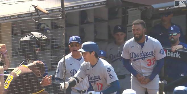오타니 쇼헤이가 25일(한국시각) 펫코페크에서 열린 샌디에이고 파드리스전에서 9회 솔로홈런을 치고 들어와 경기 내내 자신을 향해 야유와 조롱을 퍼붓던 팬에게 악수를 건네고 있다. 사진=MLB.TV 캡처