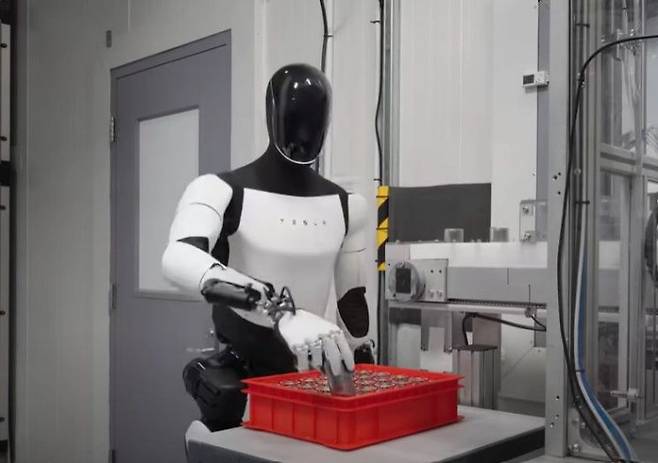 테슬라 휴머노이드 로봇 옵티머스가 손을 활용한 작업을 수행하고 있다. 테슬라 유튜브 캡처