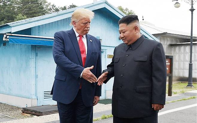 도널드 트럼프 1기 정권 때인 2019년 6월 판문점에서 만난 트럼프 미국 대통령(왼쪽)과 김정은 북한 국무위원장./뉴시스