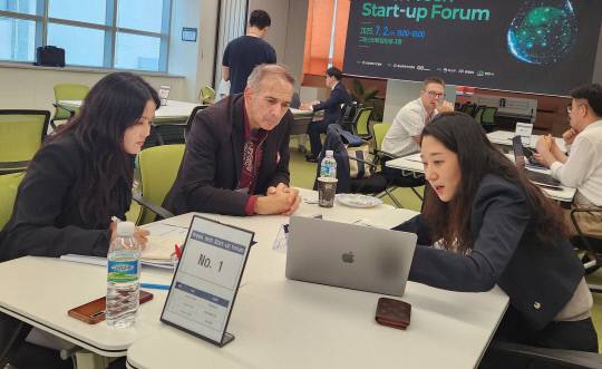 그린테크스타트업 포럼에서 INNOST 입주기업 워터베이션 정윤영 대표(오른쪽)가 자사 제품을 설명하고 있다. 충남콘진원 제공