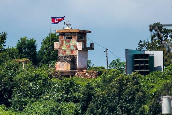 19일 경기 파주시 접경지역에서 바라본 북측 초소에 인공기가 펄럭이고 있다. ⓒ뉴시스