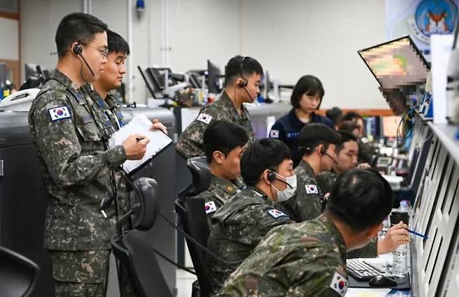 경기 오산기지에 있는 한국항공우주작전본부(KAOC)에서 공군 제1중앙방공통제소(MCRC) 식별팀이 항적 식별 임무를 수행하고 있다. 공군 제공