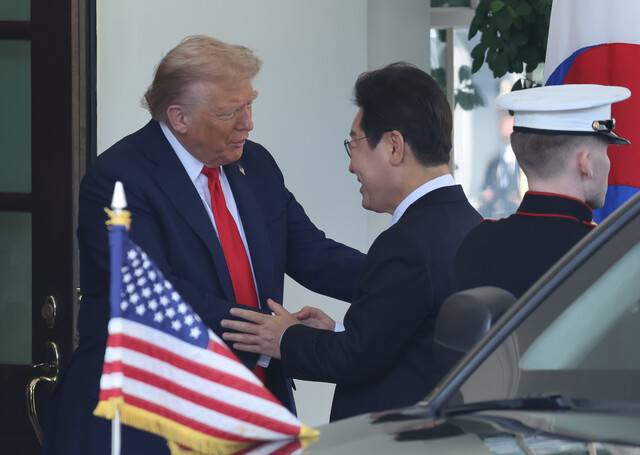 이재명 대통령이 25일(현지시각) 한-미 정상회담을 위해 미국 워싱턴 백악관에 도착해 도널드 트럼프 미국 대통령과 악수하고 있다. 연합뉴스