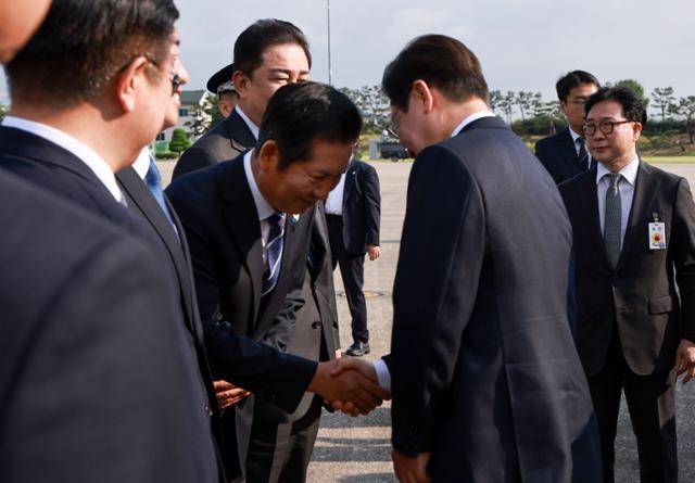 일본·미국 순방에 나서는 이재명 대통령이 23일 성남 서울공항에서 환송 나온 정청래(왼쪽) 더불어민주당 대표와 악수하고 있다. 연합뉴스