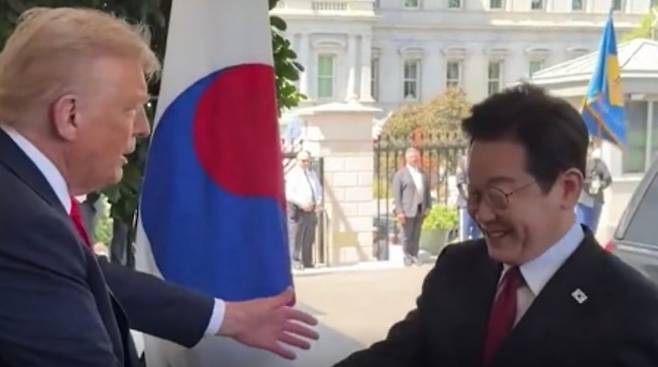 도널드 트럼프 미국 대통령과 이재명 대통령이 백악관에서 만나 악수하며 인사를 나누고 있다. (도널드 트럼프 대통령 SNS)