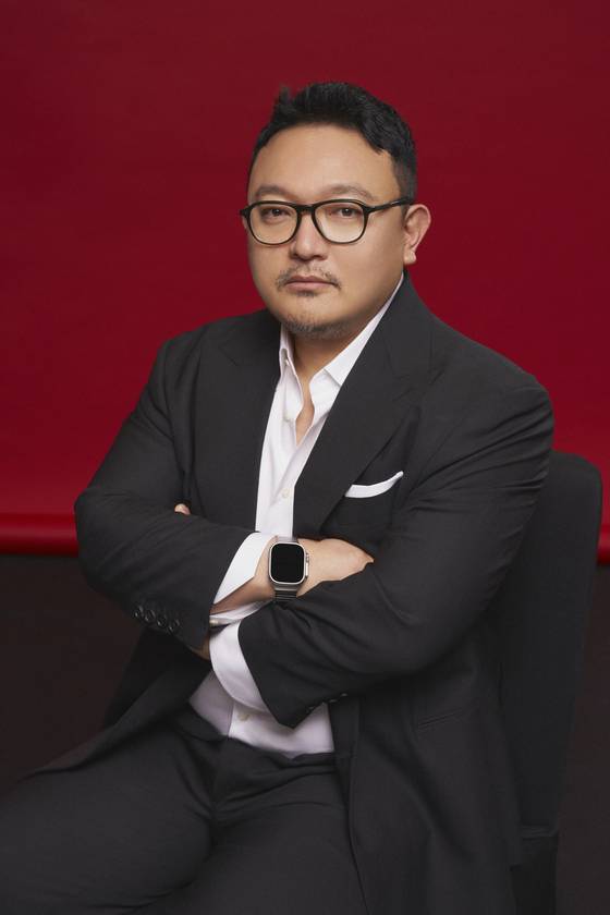 이해영 감독은 "대중이 '실제로 얼마나 노출이 있어?' '야해?' 이런 질문을 많이 하는데, 노출 수위는 1982년 '애마부인'을 기준으로 삼았다. 노출 여부보다 중요한 건 여성의 욕망을 카메라에 잘 담아내는 것"이라고 말했다. 사진 넷플릭스