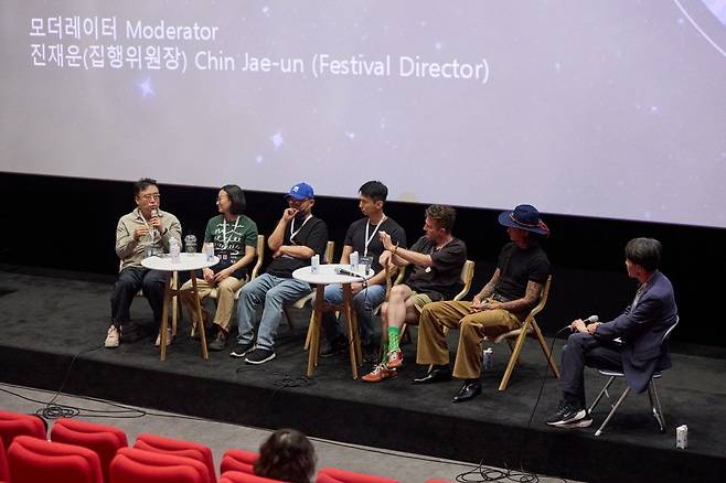 보혜미안스 특별상영의 모습. 예술가 중에서 지구환경을 그린 작품들을 초청해 스크린과 결합시켜, 최초로 영화와 예술의 결합을 시도했다는 평가를 받았다. /사진=하나뿐인지구영상제 조직위원회 제공