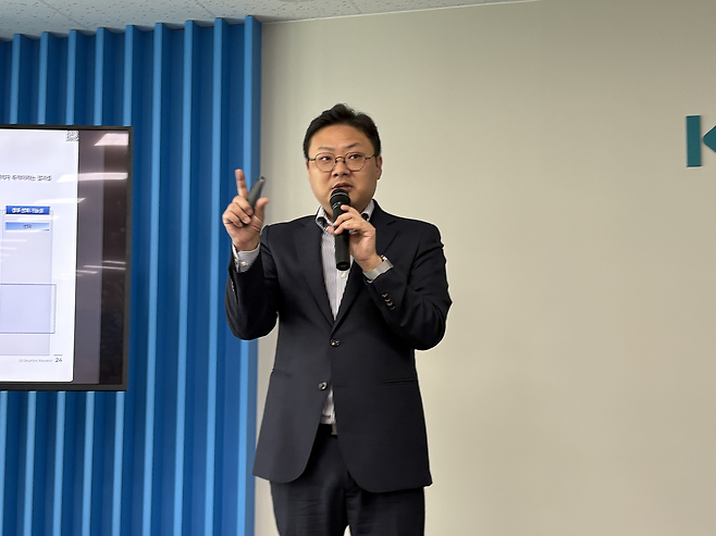 최광혁 LS증권 리서치센터장이 26일 오전 서울 여의도 한국거래소 사옥 기자간담회에서 발표를 하고 있다. 신주희 기자