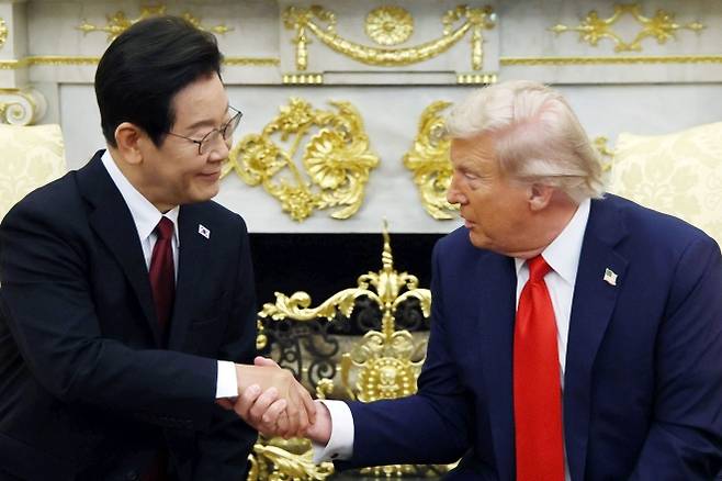 트럼프 대통령과 악수하는 이재명 대통령 - 이재명 대통령과 도널드 트럼프 미국 대통령이 25일(현지 시간) 미국 워싱턴DC 백악관에서 한미 정상회담을 하며 악수하고 있다. 2025.08.26. 뉴시스