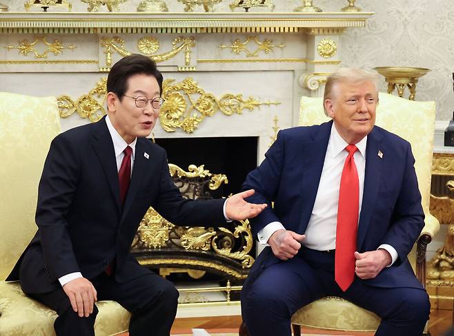 이재명 대통령이 25일(현지시간) 미국 워싱턴 DC 백악관 오벌오피스에서 도널드 트럼프 미국 대통령과 한미 정상회담을 하고 있다. ⓒ연합뉴스