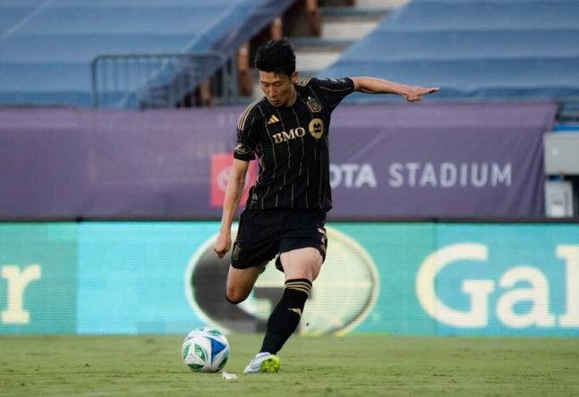 ▲ 데뷔 3경기에서 페널티킥 유도 →어시스트→프리킥 골로 이어지는 퍼포먼스를 펼친 손흥민은 단숨에 ‘MLS 이주의 팀’ 단골 멤버가 됐다. 팀 동료 은코시 타파리는 “손흥민의 첫 3경기는 마치 루브르 박물관에 전시해도 될 예술”이라며 극찬했다. ⓒ LAFC