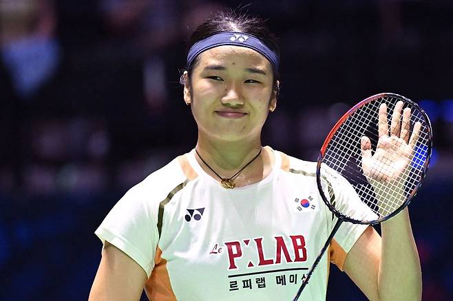 배드민턴 여자 단식 세계랭킹 1위 안세영이 26일(한국시간) 프랑스 파리의 아디다스 아레나에서 열린 2025 세계배트민턴 선수권대회 여자 단식 64강에서 세계랭킹 100위 벨기에의 클라라 라소를 2-0(21-5 21-8)으로 꺾고 32강에 진출했다. 사진 연합뉴스
