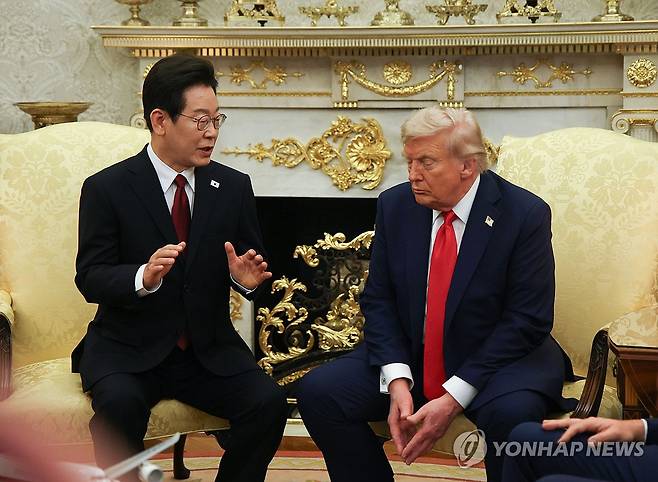 이재명 대통령, 트럼프 대통령과 한·미 정상회담 (워싱턴=연합뉴스) 한상균 기자 = 이재명 대통령이 25일(현지시간) 미국 워싱턴 DC 백악관 오벌오피스에서 도널드 트럼프 미국 대통령과 한미 정상회담을 하고 있다. 2025.8.26 xyz@yna.co.kr
