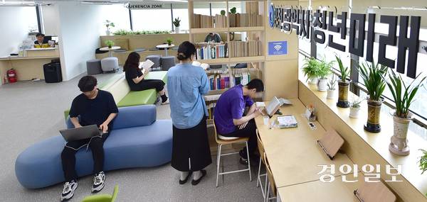 27일 오전 인천시 미추홀구 인천청년미래센터를 찾은 청년들이 휴식공간에서 취업정보를 알아보고 있다. 2025.8.27 /조재현기자 jhc@kyeongin.com