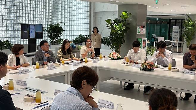 ▲ 경기도와 경기도일자리재단은 27일 수원시 소재 재단 남부사업본부에서 '경기가족친화일하기 좋은 기업'과 '0.5&.0.75잡 지원 사업' 참여자를 대상으로 간담회를 개최하고 있다./사진제공=경기도