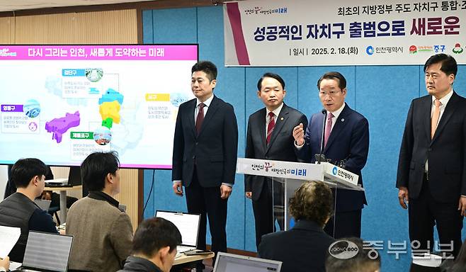 지난 2월 18일 인천시 남동구 인천시청 접견실에서 열린 '제물포구·영종구·서구·검단구 출범준비 업무협약식'에서 유정복 인천시장과 행정체제 개편 구청장들이 협약을 체결하고 있다(사진 왼쪽부터 김정헌 중구청장,유정복 인천시장,김찬진 동구청장,강범석 서구청장).정선식기자