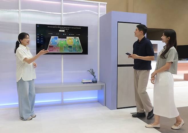 삼성전자 모델이 기후산업국제박람회 삼성전자 전시관 'AI 절약모드' 존에서 Neo QLED의 3D 맵뷰 기능으로 전체 가전 에너지 사용량을 확인하고 있다. 사진=삼성전자