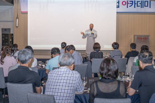 광주매일신문이 주최한 제12기 창조클럽 아카데미 제9강좌가 지난 26일 광주 라마다플라자 충장호텔에서 열렸다. 마음치유학교 교장 혜민 스님은 ‘행복의 길’이라는 주제로 강연하며 원우들과 마음을 나눴다.