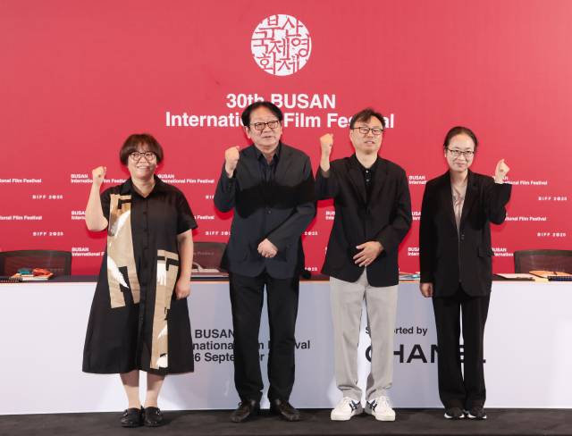 26일 부산 해운대구 영화의전당에서 열린 제30회 부산국제영화제 개최 기자회견에서 김영덕(왼쪽부터) 마켓위원장, 박광수 부산국제영화제 이사장, 정한석 집행위원장, 박가언 수석프로그래머가 파이팅을 외치고있다. 정대현 기자 jhyun@