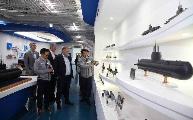 밥콕 인터내셔널 그룹의 데이비드 락우드 총괄 회장 일행이 한화오션 거제사업장을 방문해 한화오션 정승균 특수선해외사업단장으로부터 장보고-III 잠수함 개발 배경에 관한 설명을 듣고 있다. 한화오션 제공