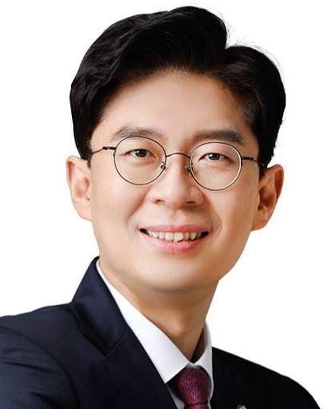 조정훈 국민의힘 의원이 발의한 '초·중등교육법 개정안'이 27일 국회 본회의를 통과, 내년 3월 신학기부터 수업 중 학생들의 스마트기기 사용이 제한된다.