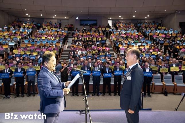최태진 현도종합건설 대표(왼쪽)가 김윤덕 국토교통부 장관 앞에서 건설현장 중대재해 근절 및 안전혁신을 위한 결의문을 낭독하고 있다/사진=국토교통부