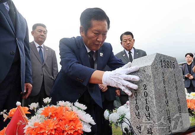 정청래 더불어민주당 대표를 비롯한 당 관계자들이 27일 오전 국립대전현충원 연평도 포격 도발 희생자 묘역을 찾아 참배하고 있다. (공동취재) 2025.8.27/뉴스1 ⓒ News1 김기태 기자