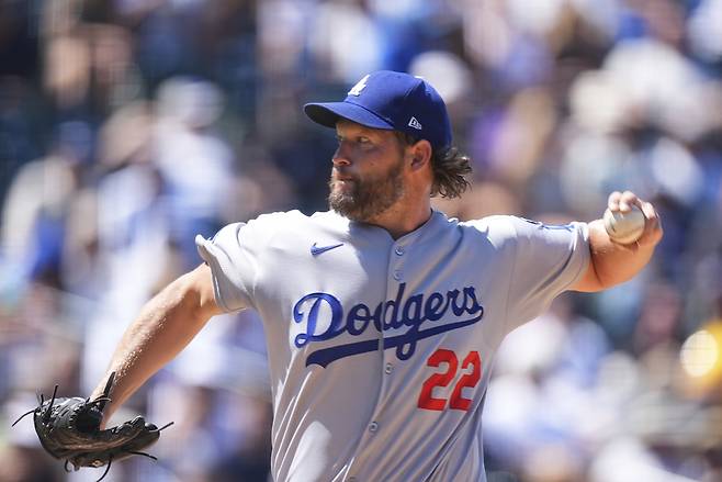 LA 다저스 클레이튼 커쇼가 지난 22일(한국시각) 쿠어스필드에서 열린 콜로라도 로키스전에 등판해 힘차게 공을 뿌리고 있다. AP연합뉴스