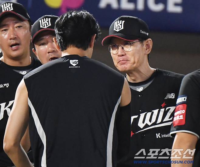 27일 부산 사직구장에서 열린 KT-롯데전. KT가 7대2로 승리했다. 이강철 감독이 승리투수 고영표를 맞이하고 있다. 부산=정재근 기자 cjg@sportschosun.com/2025.8.27/