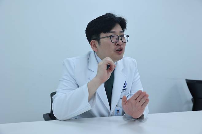 세브란스병원 장기이식센터 이재근 교수(이식외과)는 “간이식은 단순한 수술이 아니다”며 “기증자의 희생과 의료진의 기술, 환자의 회복 의지가 있어야 가능한 생명을 이어주는 치료법”이라고 말했다. 세브란스병원 제공