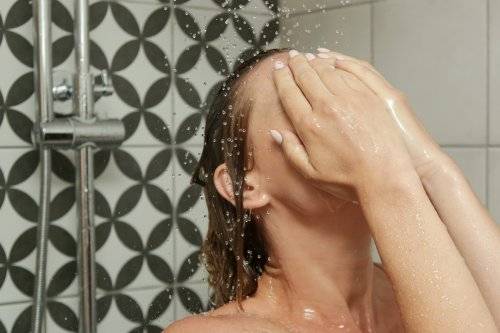 운동 후 샤워를 미루면 땀과 열이 피부 장벽을 무너뜨려 피부염·모낭염·감염으로 이어질 수 있다. 전문의는 운동 직후 30분 내 샤워를 권한다. 게티 이미지