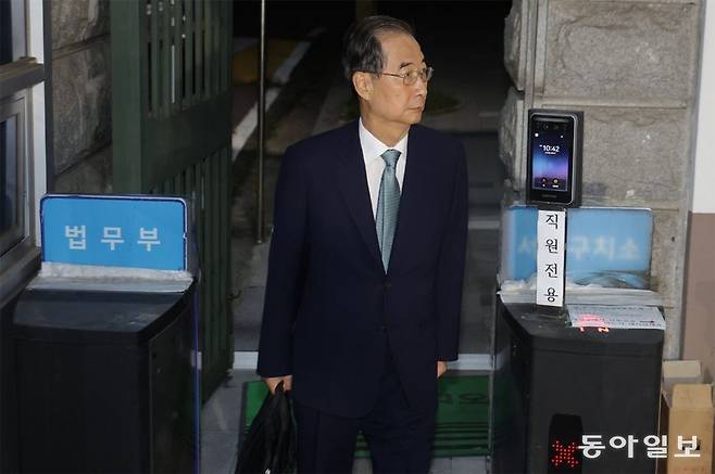 내란 방조 혐의를 받는 한덕수 전 국무총리가 27일 오후 구속 영장이 기각된 뒤 경기 의왕시 서울구치소를 나서고 있다. 의왕=박형기 기자 onehsot@donga.com