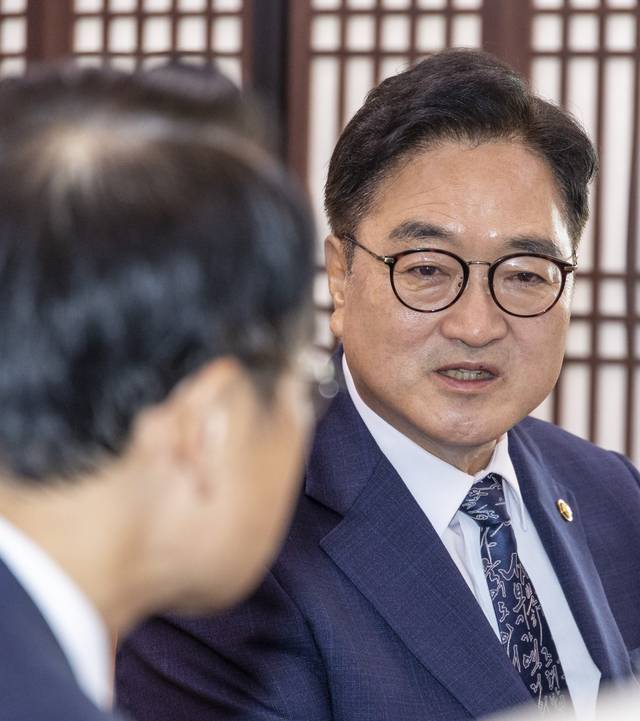 우원식 국회의장, 허철훈 중앙선관위 사무총장 면담. 연합뉴스