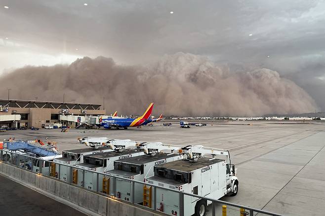 25일(현지시간) 미국 애리조나주 피닉스의 국제공항에 모래 폭풍 '하부브'가 덮친 모습. 사진=AFP 연합뉴스/피닉스시
