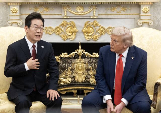 이재명 대통령과 도널드 트럼프 미국 대통령이 25일(현지시각) 미국 워싱턴 백악관에서 정상회담을 하고 있다. 연합뉴스