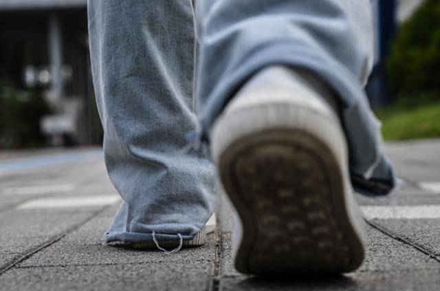 대전지법에서 25일 열린 첫 공판기일에 참석한 '여중생 집단 성학대 사건' 피해자 정연수(가명)씨가 앞으로 발걸음을 옮기고 있다. 대전=최주연 기자