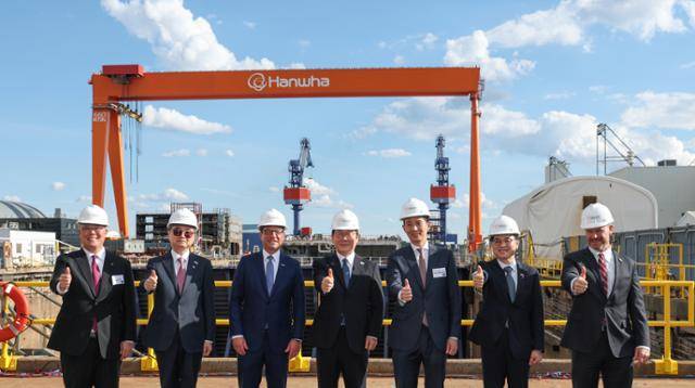 이재명 대통령과 김동관(오른쪽 세 번째) 한화그룹 부회장이 26일(현지시간) 미국 필라델피아 한화필리조선소에서 열린 선박 명명식에서 엄지손가락을 치켜세우며 기념 촬영을 하고 있다. 좌측부터 데이비드 김 한화필리조선소 대표, 조현 외교부 장관, 조시 샤피로 펜실베니아 주지사, 이재명 대통령, 김동관 한화그룹 부회장, 김정관 산업통상자원부 장관, 토드 영 상원의원. 필라델피아=한화 제공